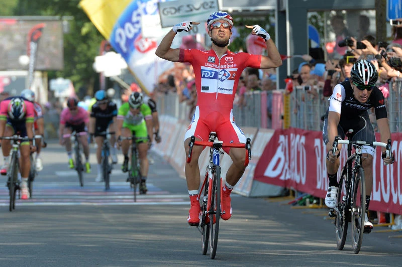 Bouhanni sprints to third win; Evans keeps lead
