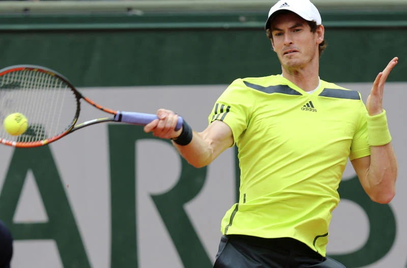 Second seed Li self-destructs, Murray through
