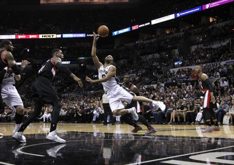 Spurs pound Blazers