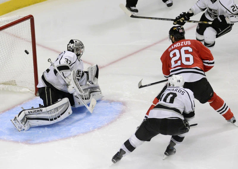 Handzus scores OT winner as Hawks stay alive