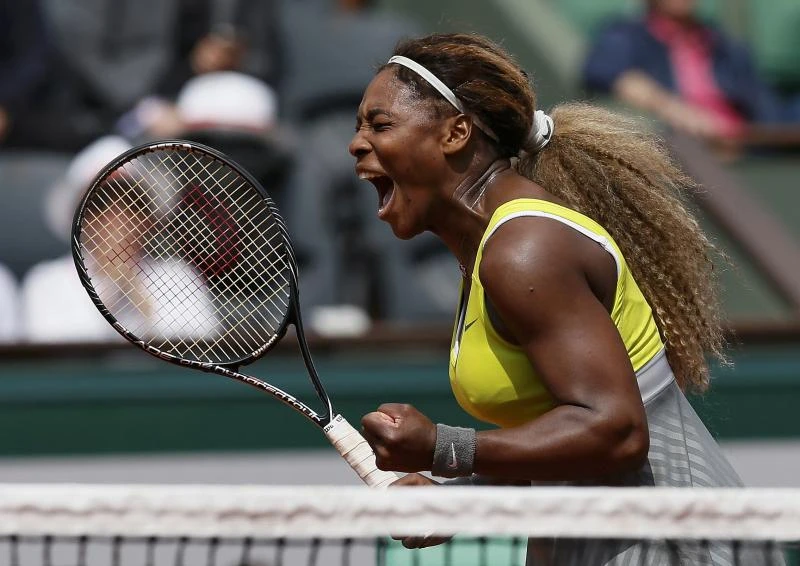 Federer cruises; Serena, Venus eye Paris showdown