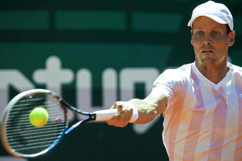 Berdych battles through; Raonic exits in Portugal