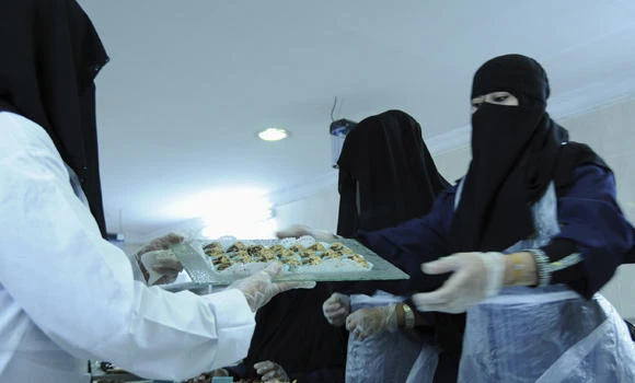 Ministry says face veil a must for workers in women shops
