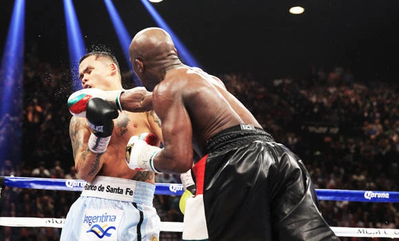 Mayweather beats Maidana to unify welterweight belts
