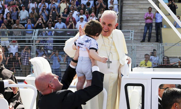 Pope Francis urges return to Syria peace talks