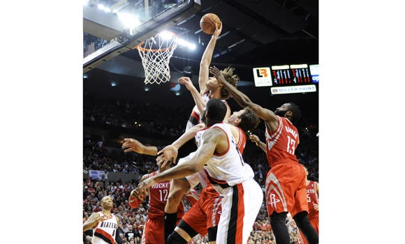 Lillard stunner puts Blazers into 2nd round