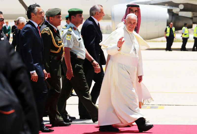 Pope begins Mideast pilgrimage in Jordan