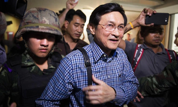 Thai army detains fugitive ex-cabinet minister