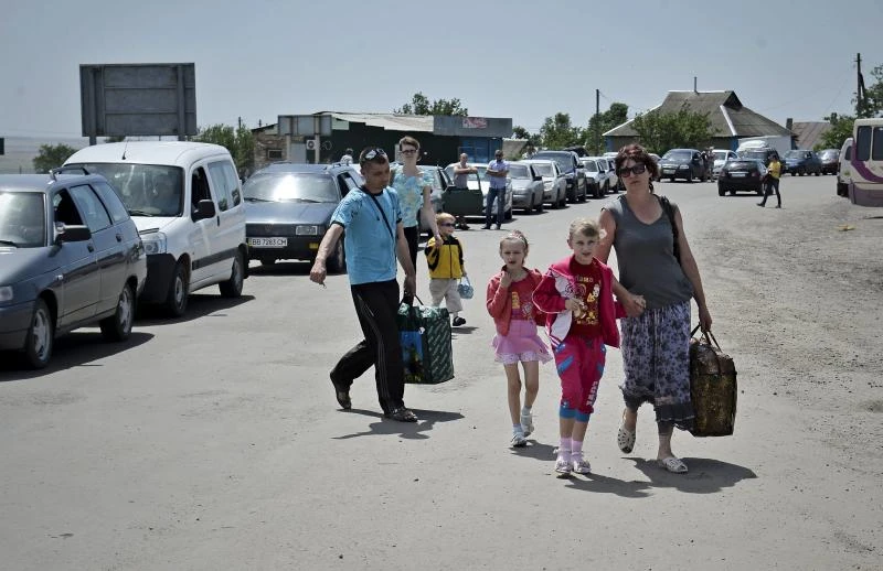 Ukraine closes border posts after night assaults