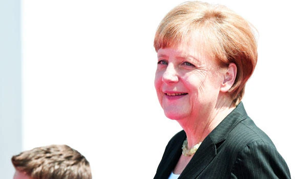 Stabilize Ukraine, Merkel tells Moscow