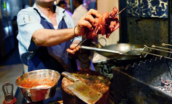32 food firms closed in Riyadh, rotten meat destroyed in Makkah