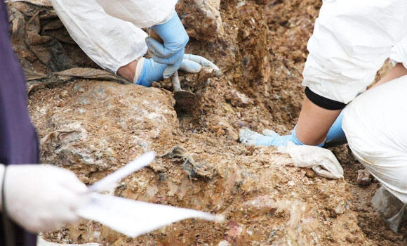 Flood reveals mass grave in Bosnia