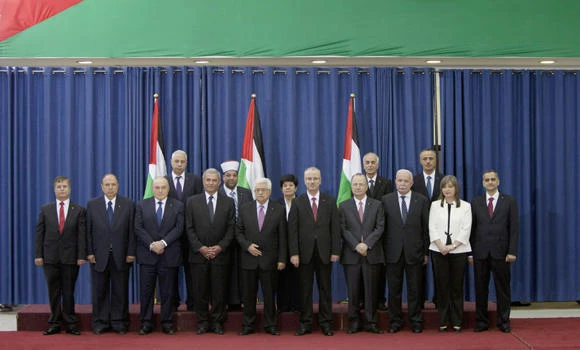 Abbas swears in Palestinian unity government