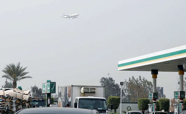 A passenger plane makes its final landing approach to Cairo Airport in Egypt on February 19, 2018. Air traffic between Saudi Arabia and Egypt grew by 22 percent in July and poised to register higher levels in the next few months, officials say. (REUTERS/Amr Abdallah Dalsh)
