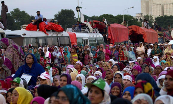 300 injured as police clash with protesters in Islamabad