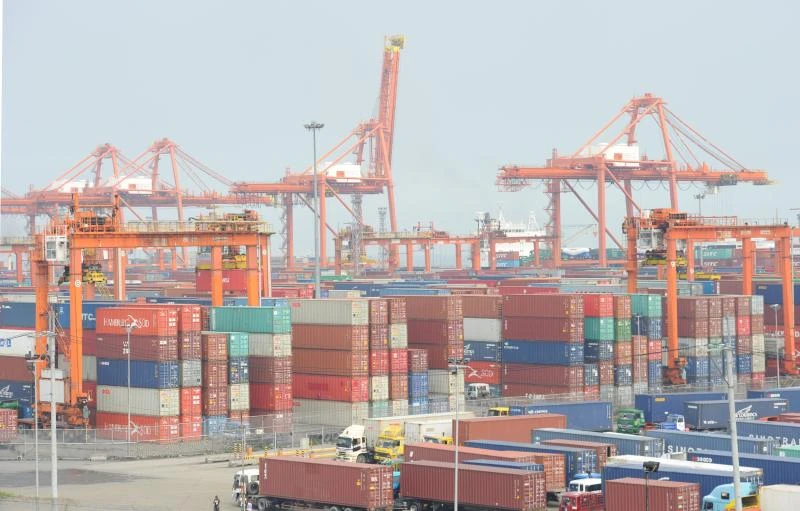 Philippines wages war on crooked customs agents