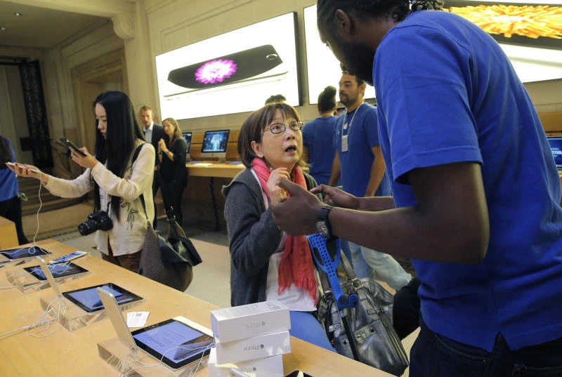 New iPhones run into software, bending complaints
