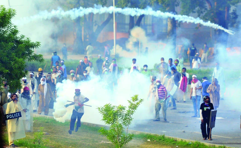 Pak violence continues; 3 dead, hundreds hurt
