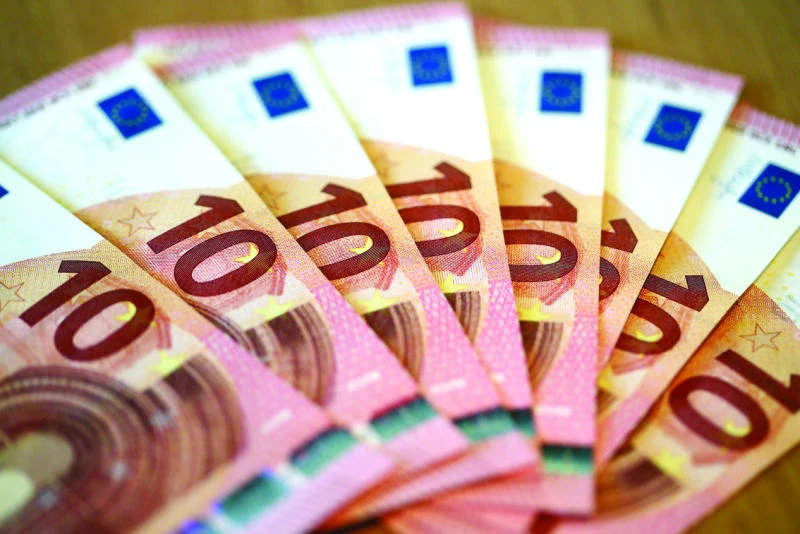 Deflation knocks at ECB’s door, markets look for cash boost
