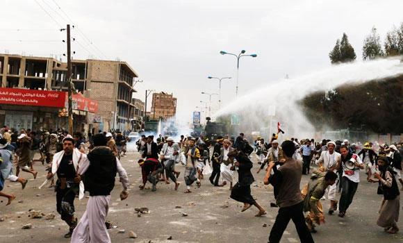 Huthis block airport road as army bombs rebel positions