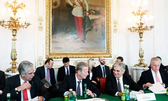 Austria stops schoolgirls going to Syria