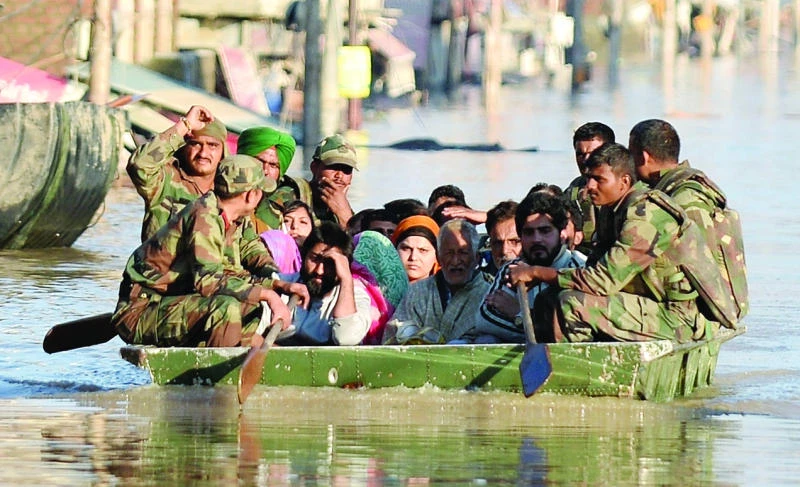 Pakistan rushes to protect major cities from floods