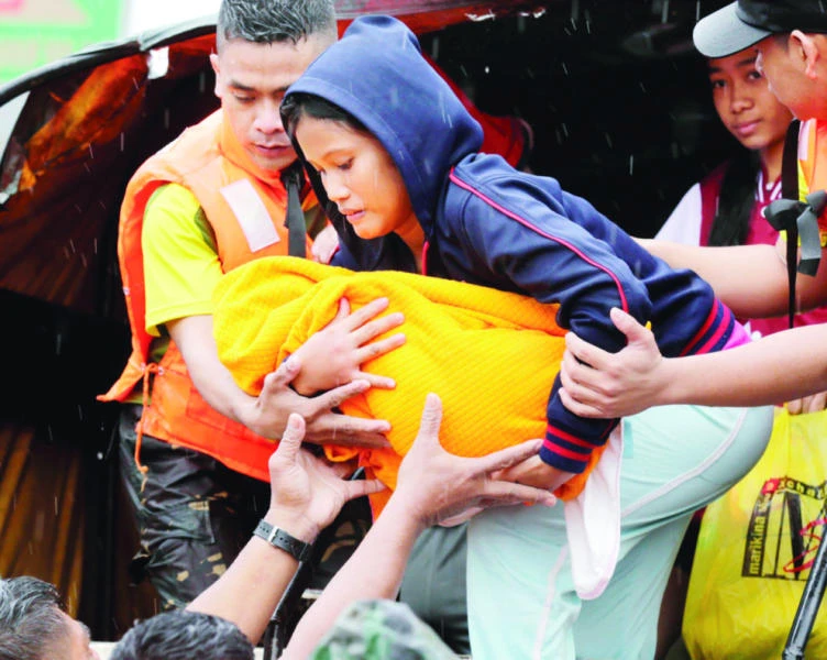 Tropical storm paralyzes Manila