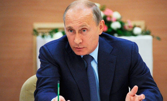 Russians urged to pull together to challenge Putin