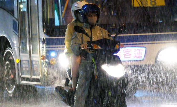 ‘Fung-Wong’ lashes Taiwan, killing one