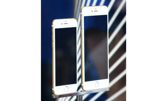 Apple acknowledges bug in iPhone software, offers fix