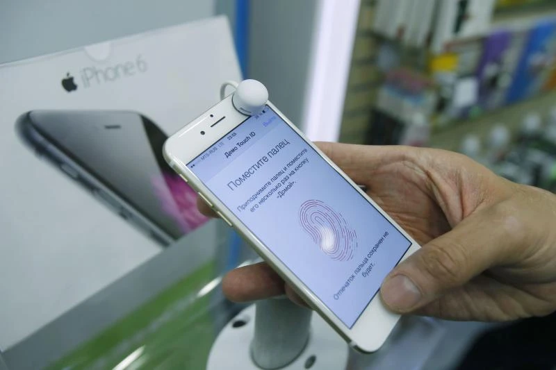 Apple sorry for software glitch, defends new iPhones