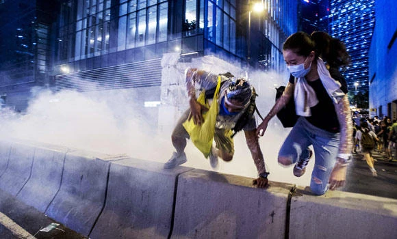 Police use tear gas on Hong Kong protesters
