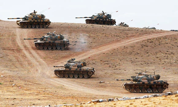 Turkey tanks face IS at Syria border