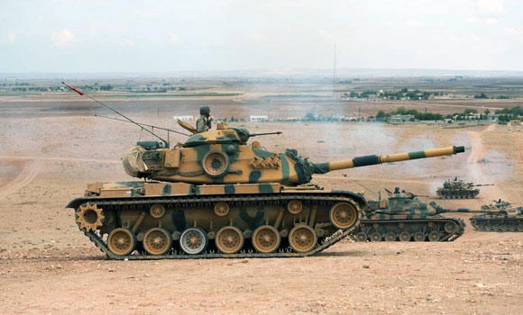 IS closes in on key Syria border town