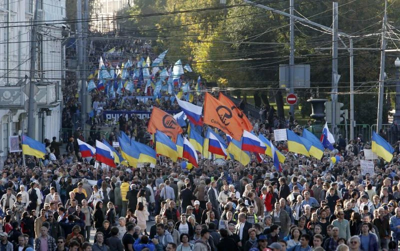 Thousands march in Moscow against Ukraine fighting