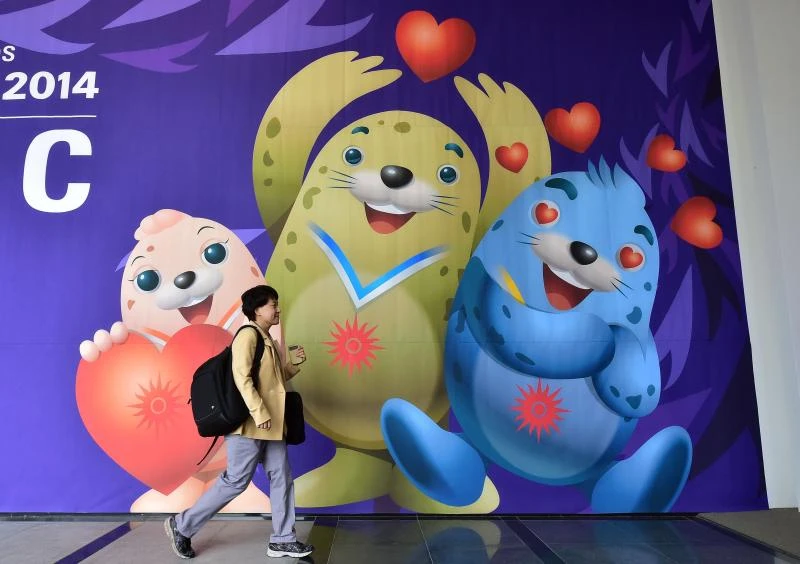 Asian Games: Thousands flood in ahead of gala opening
