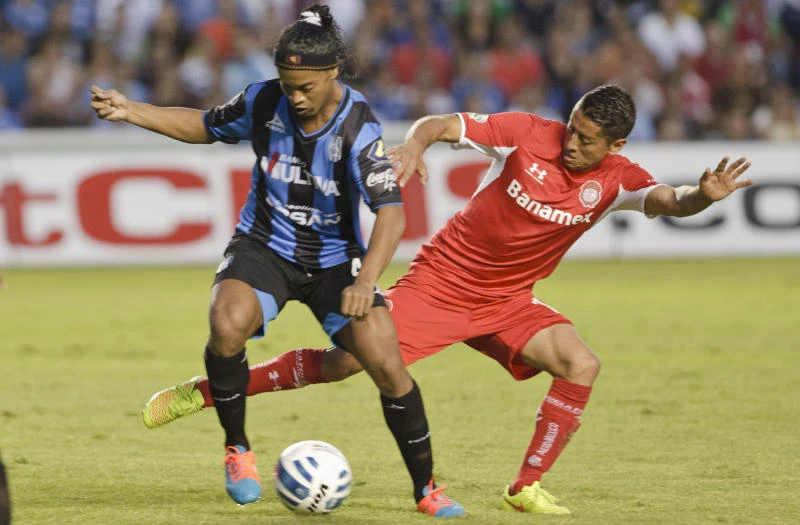 Ronaldinho’s Queretaro equalize with controversial penalty