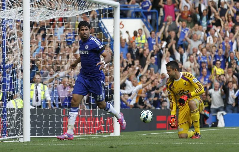 Costa sends Chelsea clear; City thwarts Arsenal