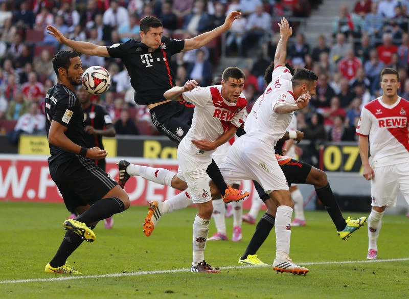 Bayern increases Bundesliga lead; Schalke wins derby