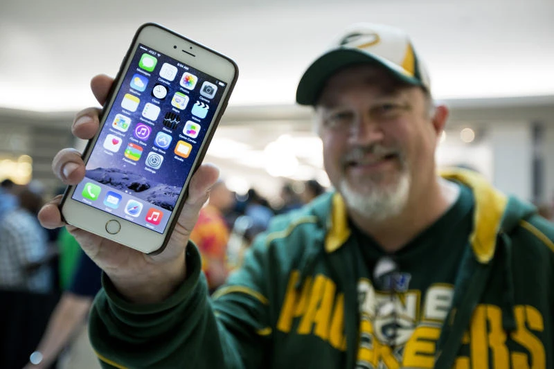 Apple customers discover unexpected flexibility in iPhone 6 Plus