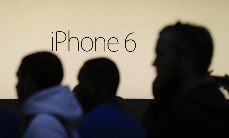 Apple stock falls amid new iPhone glitches
