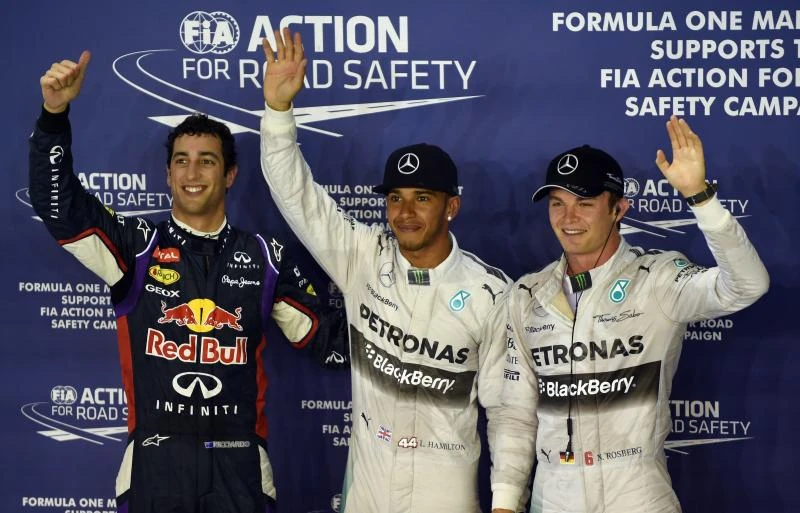 Superb Hamilton snatches Singapore pole