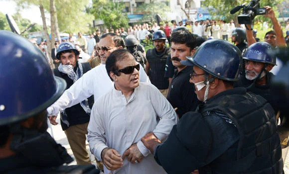 Tense stand-off as Pakistani police jail protesters