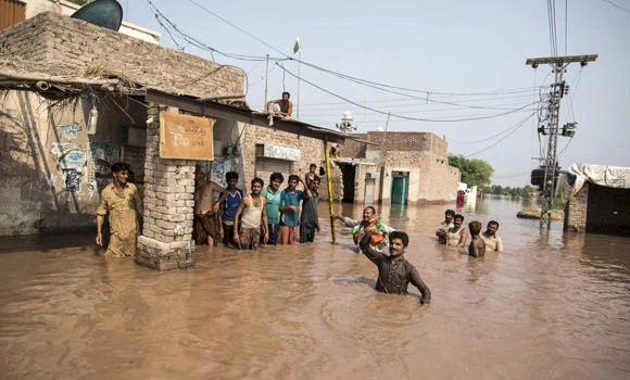 Thousands flee as Pakistan floods spread to plains