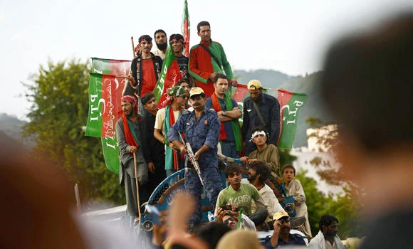 Pakistan parliament backs prime minister as crisis deepens