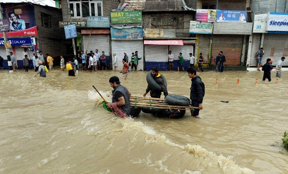 India-Pakistan flood toll hits 400, thousands still stranded