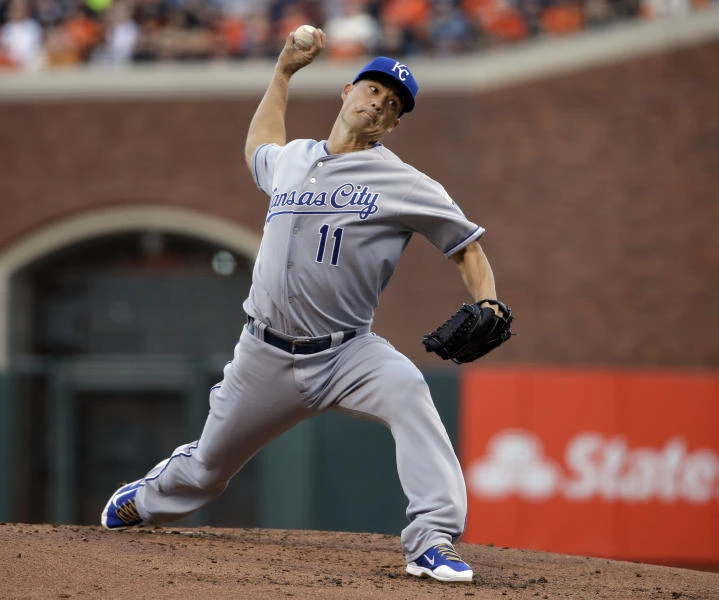 Royals edge Giants 3-2, grab 2-1 World Series lead