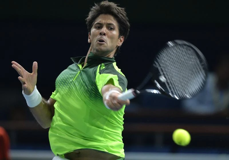 Robredo rumbles on, Verdasco stuns Simon in Paris