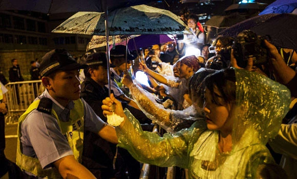 HK warns protesters not to charge buildings