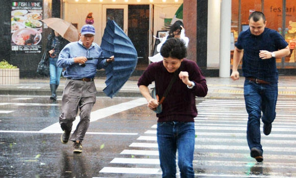 Powerful storm disrupts flights, knocks out power in Tokyo